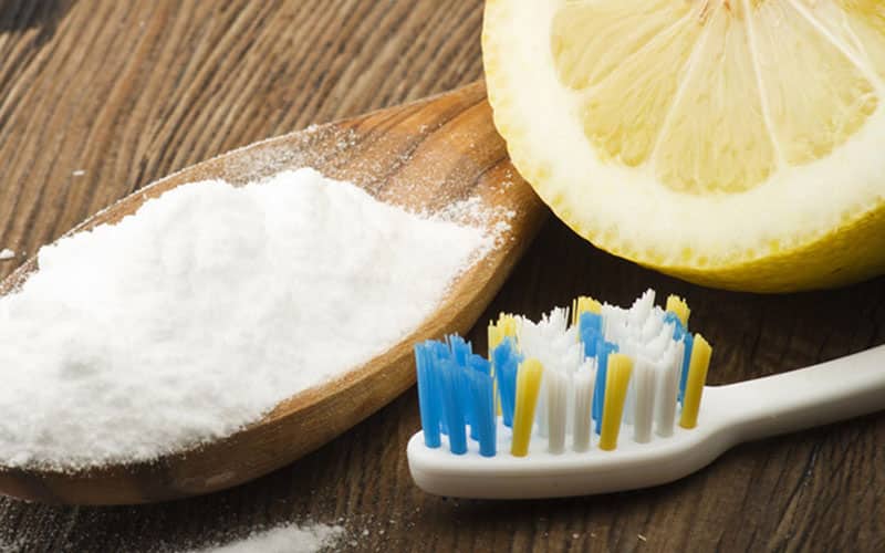 استفاده از سرکه یا جوش شیرین و مسواک برای پاکسازی وان و جکوزی